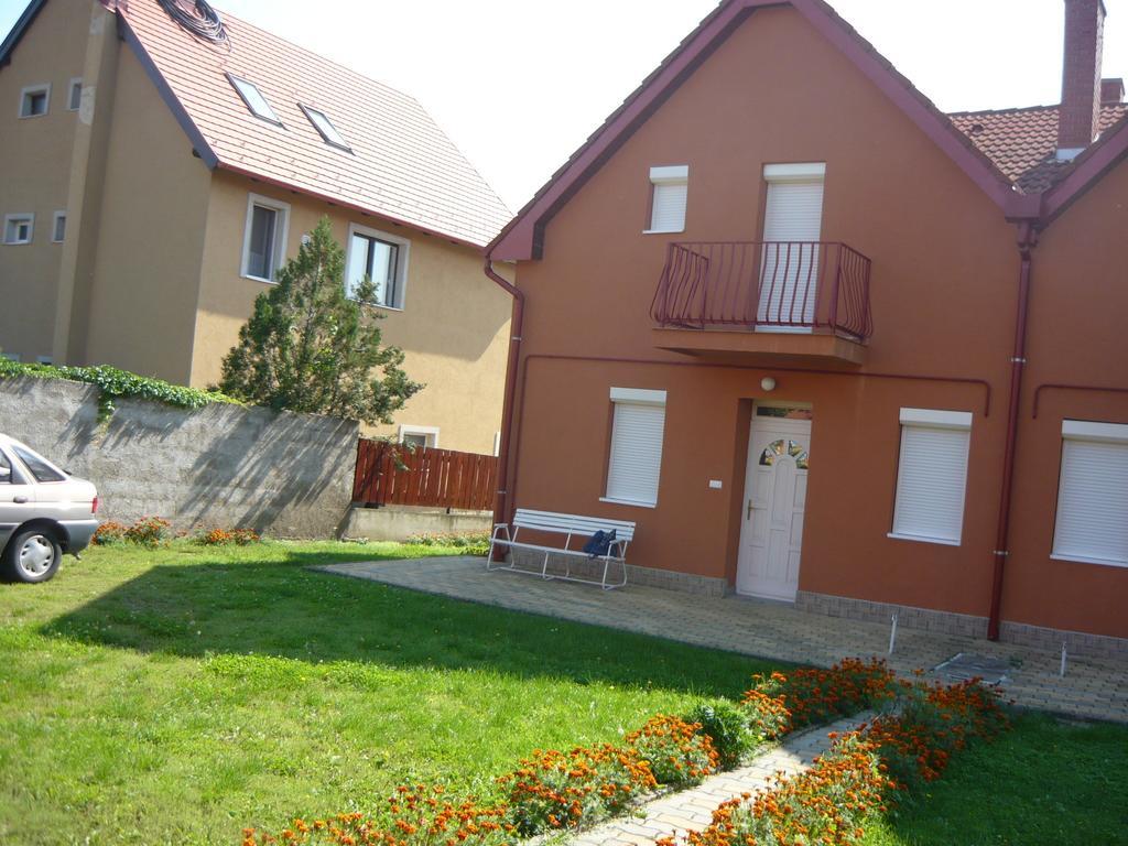 Hotel Barátság Ház Alsóörs Exterior foto
